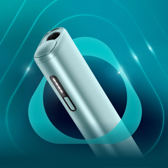 جهاز IQOS ILUMA i ONE باللون الأزرق السماوي داخل شعار IQOS