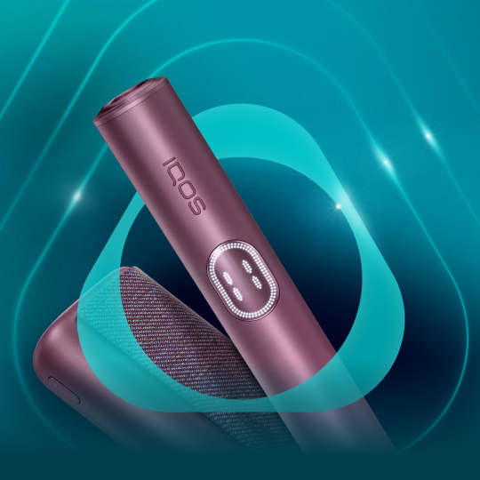 جهاز IQOS ILUMA i PRIME باللون الأزرق السماوي داخل شعار IQOS