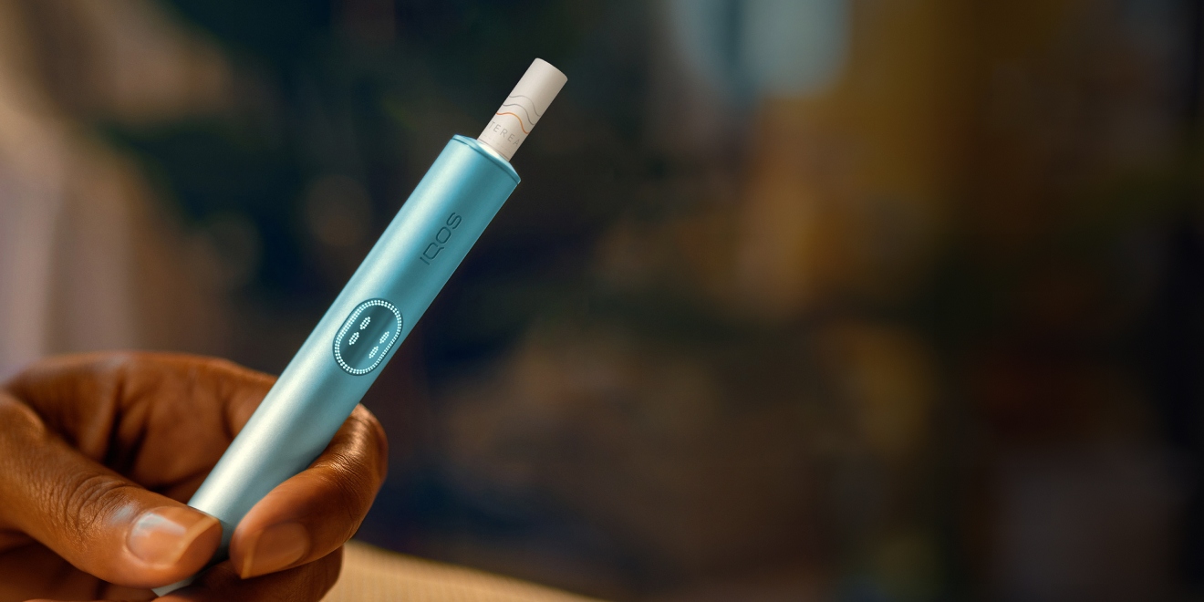 يد تحمل جهاز IQOS ILUMA.