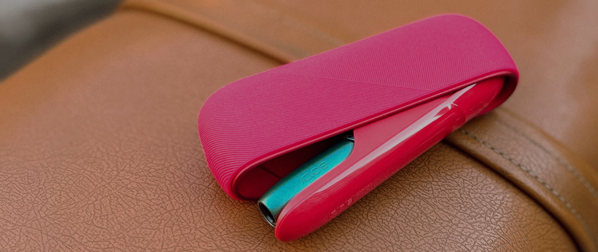 Un KIT IQOS ORIGINALS DUO posé sur un tissu en cuir