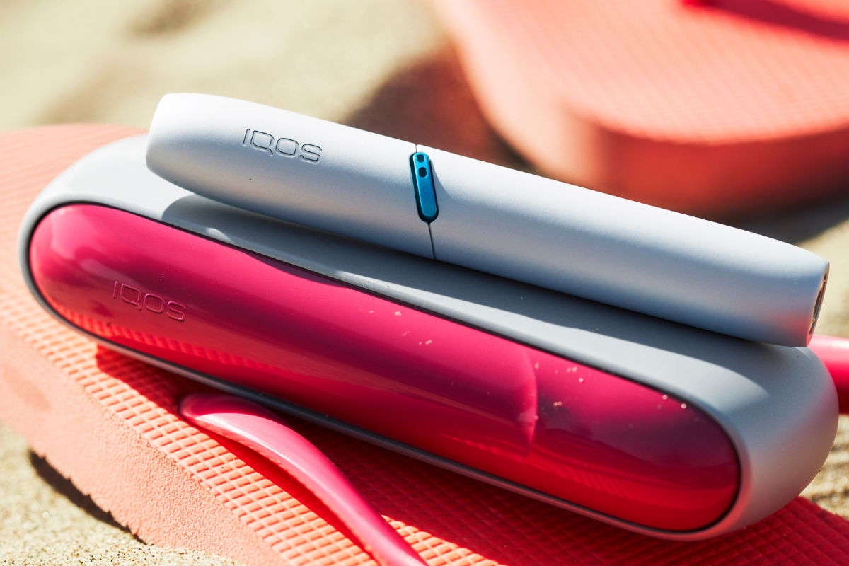 Un KIT ORIGINALS BLANC avec un clapet rouge et image de fond floutée