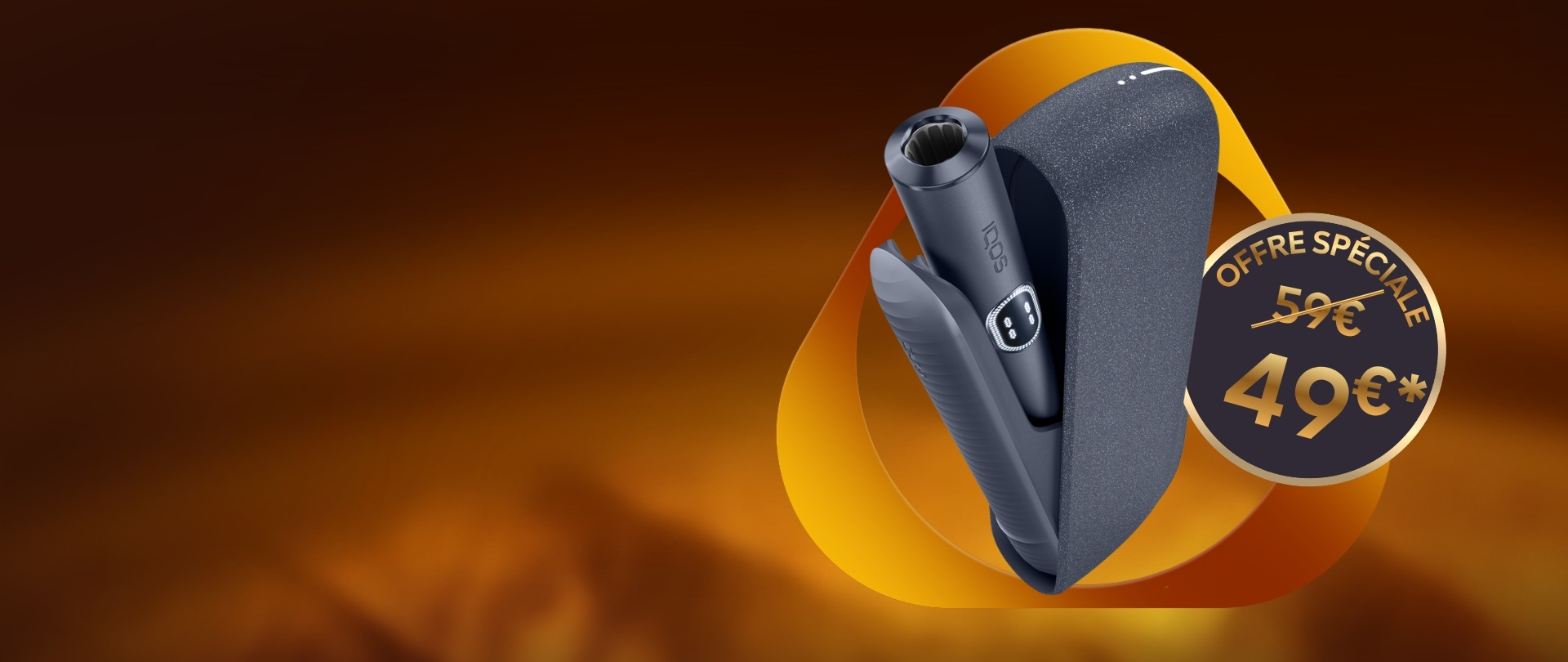 IQOS ILUMA i MID gris avec étui de recharge, présenté dans le cadre d’une offre spéciale à 49 €, , présenté sur un fond dégradé noir et orange.