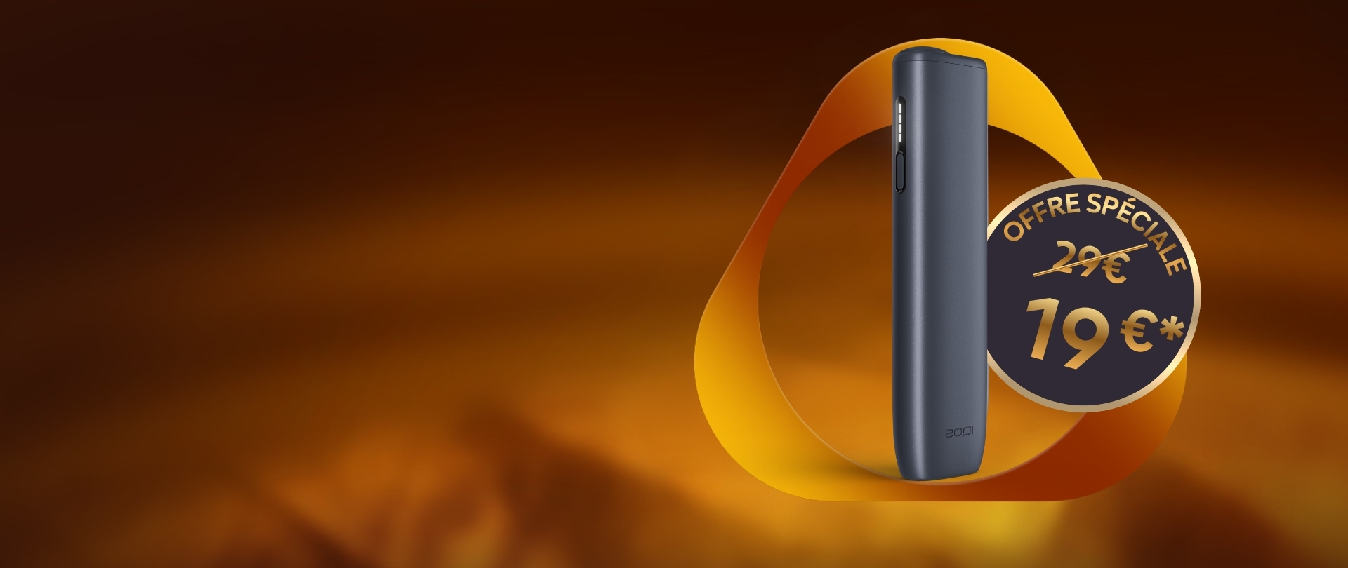 IQOS ILUMA i MID gris avec étui de recharge, présenté dans le cadre d’une offre spéciale à 49 €, présenté sur un fond dégradé noir et orange.
