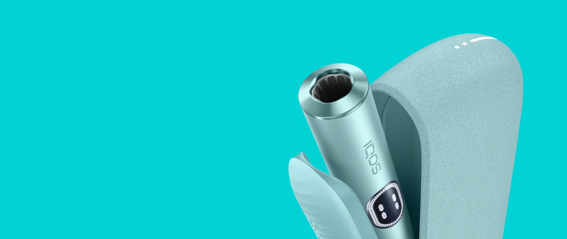 Appareil IQOS ILUMA i (stylet + chargeur) couleur Aigue-Marine sur un fond turquoise