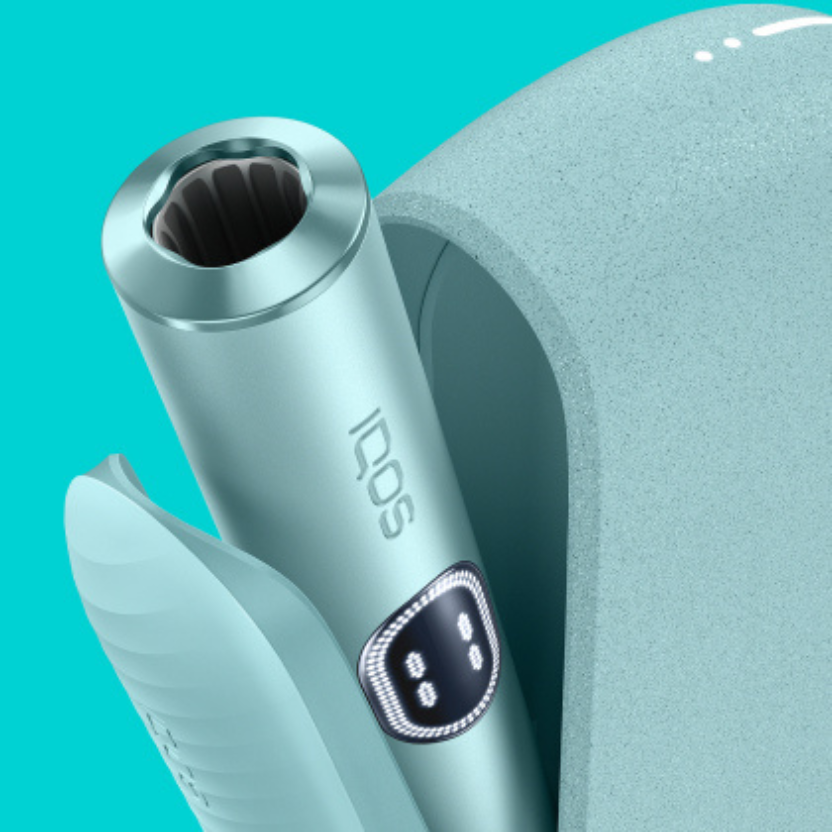 Iqos Iluma i mid couleur aigue-marine sur fond bleu turquoise.