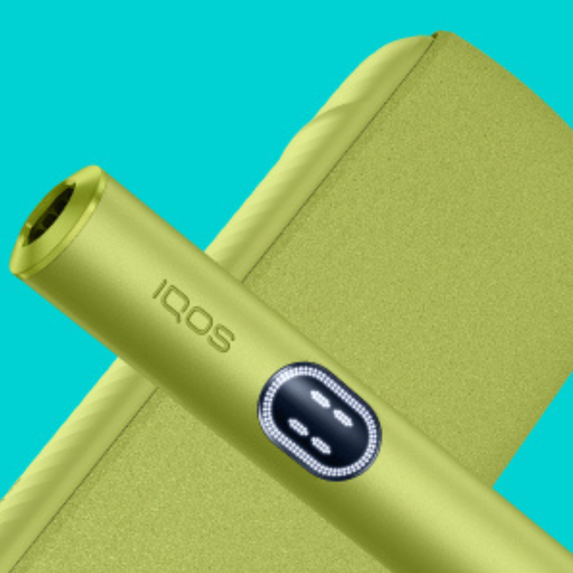 Iqos Iluma i mid couleur vert anis sur fond bleu turquoise.
