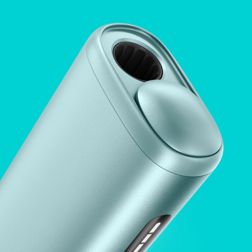 Iqos Iluma i one couleur aigue-marine sur fond bleu turquoise.
