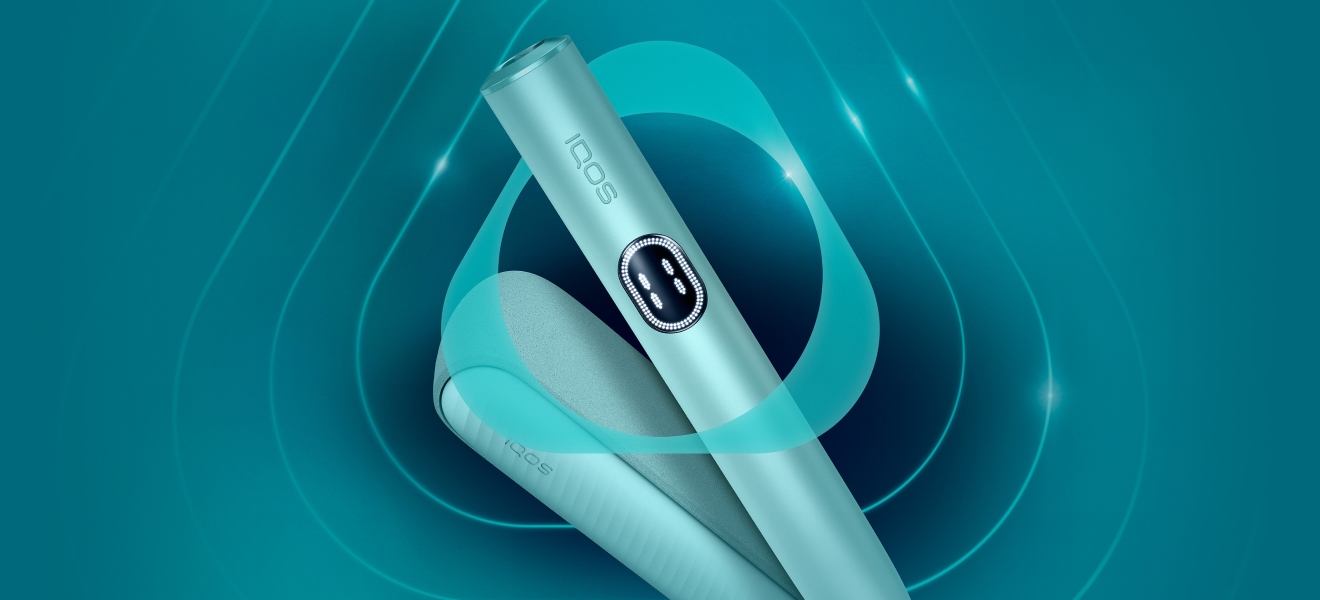 Kit IQOS ILUMA i (stylet + chargeur) couleur aigue-marine sur un fond dégradé bleu