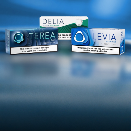 Eine Person hält einen IQOS ILUMA i Holder