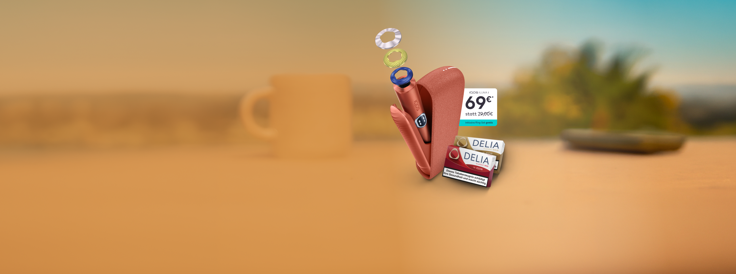 IQOS ILUMA i in Vivid Terracotta mit zwei DELIA Packs und Ring Set vor einem warmen, goldbrauenen Hintergrund