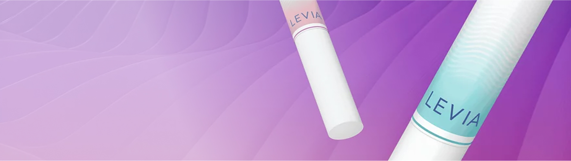 Zwei LEVIA Sticks vor einem violetten Hintergrund