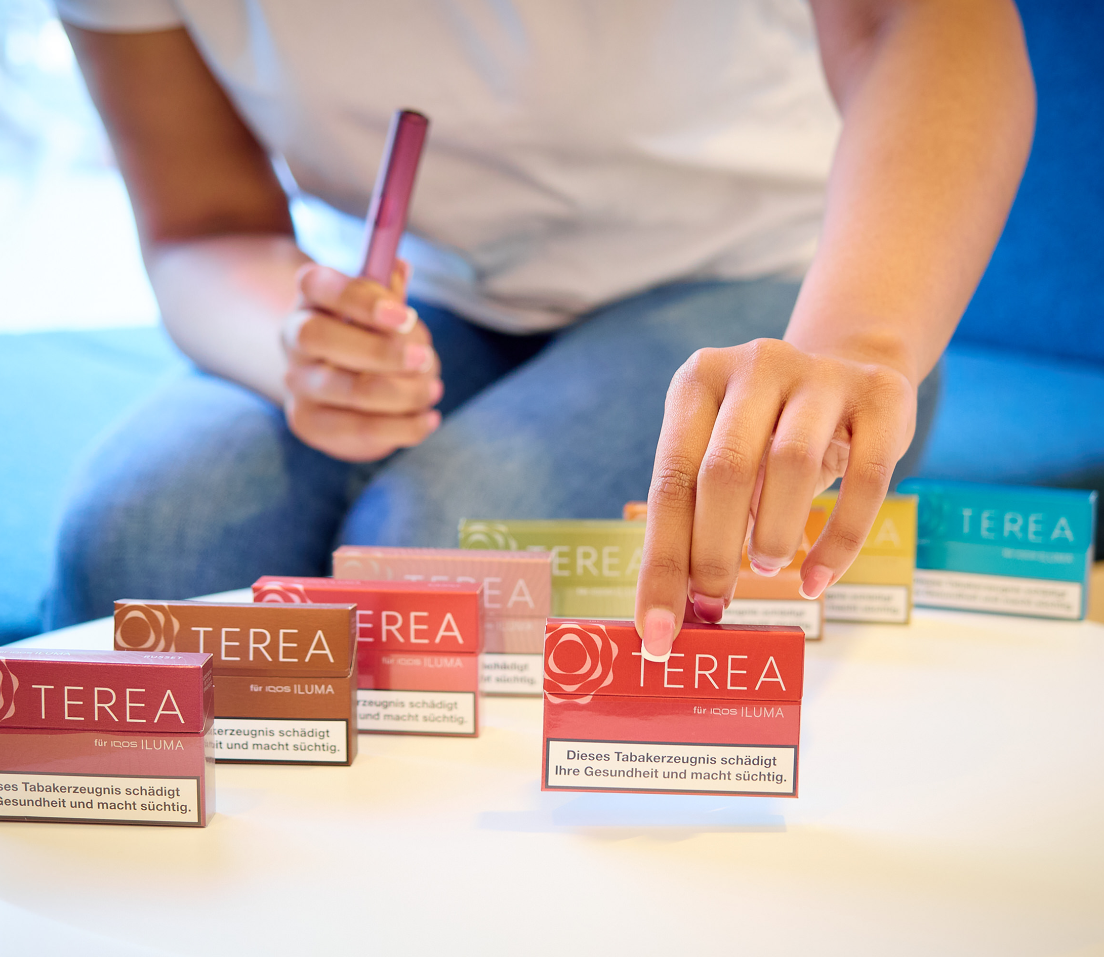 TEREA Schachtel und Tabakstick in Nahaufnahme dargestellt.