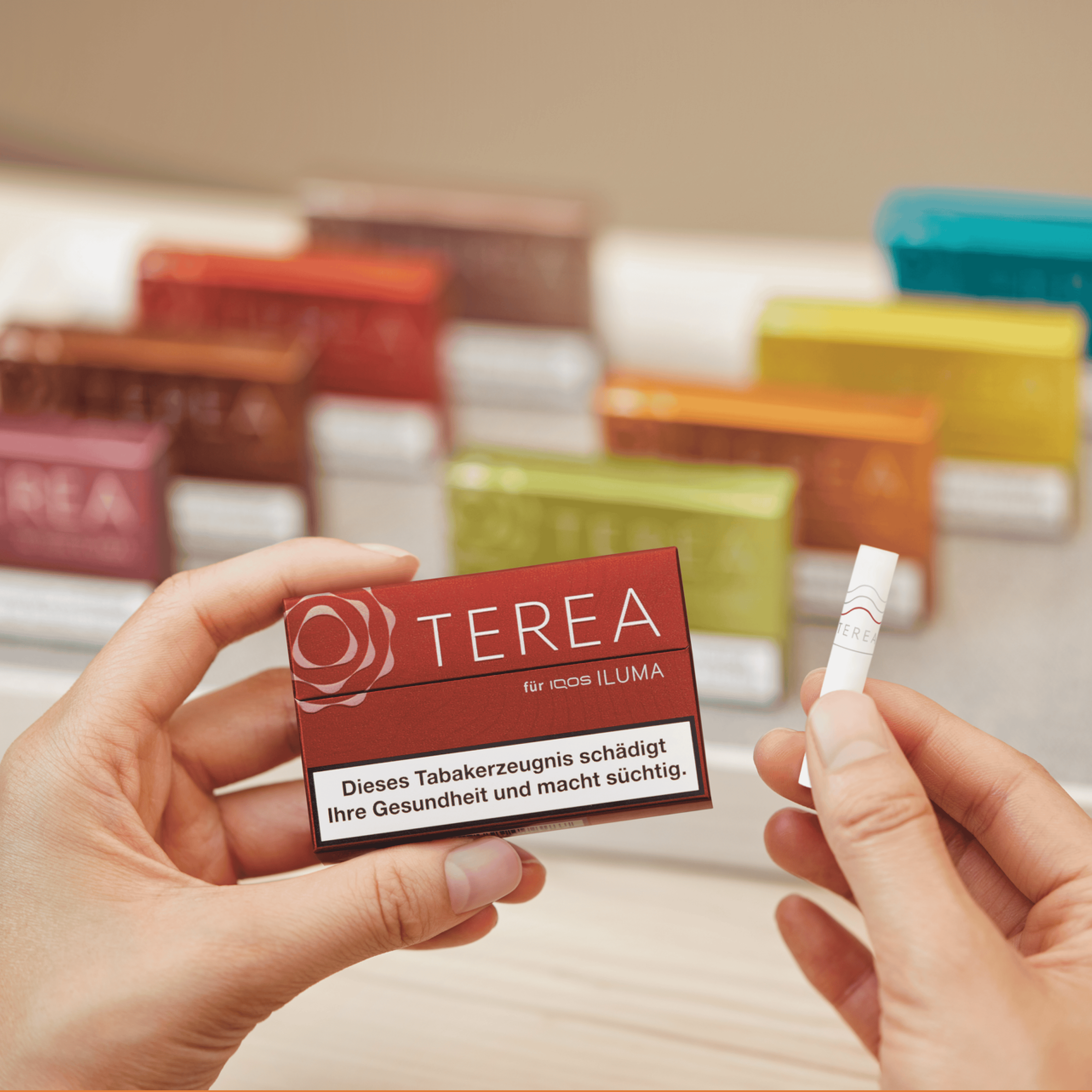 TEREA Schachtel und Tabakstick in Nahaufnahme dargestellt.