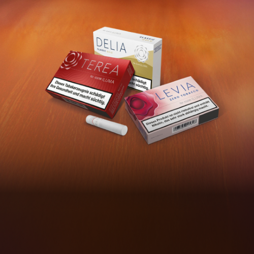 Je eine Packung TEREA Tabaksticks, DELIA Tabaksticks und LEVIA Nikotinsticks liegen auf einer braunen Holzplatte.