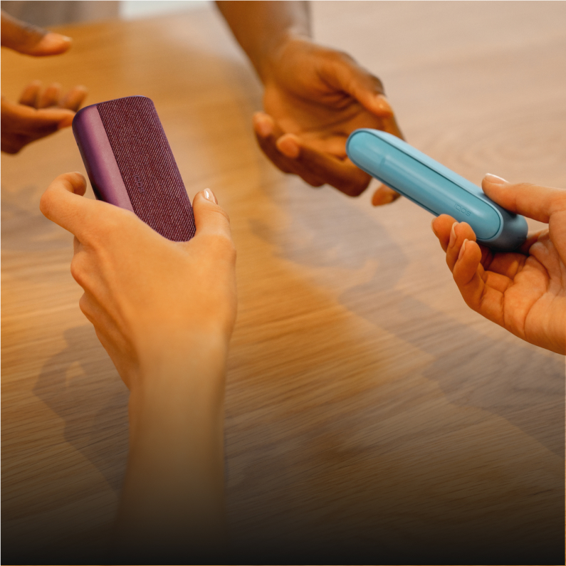 Personen übergeben sich zwei IQOS Kits.