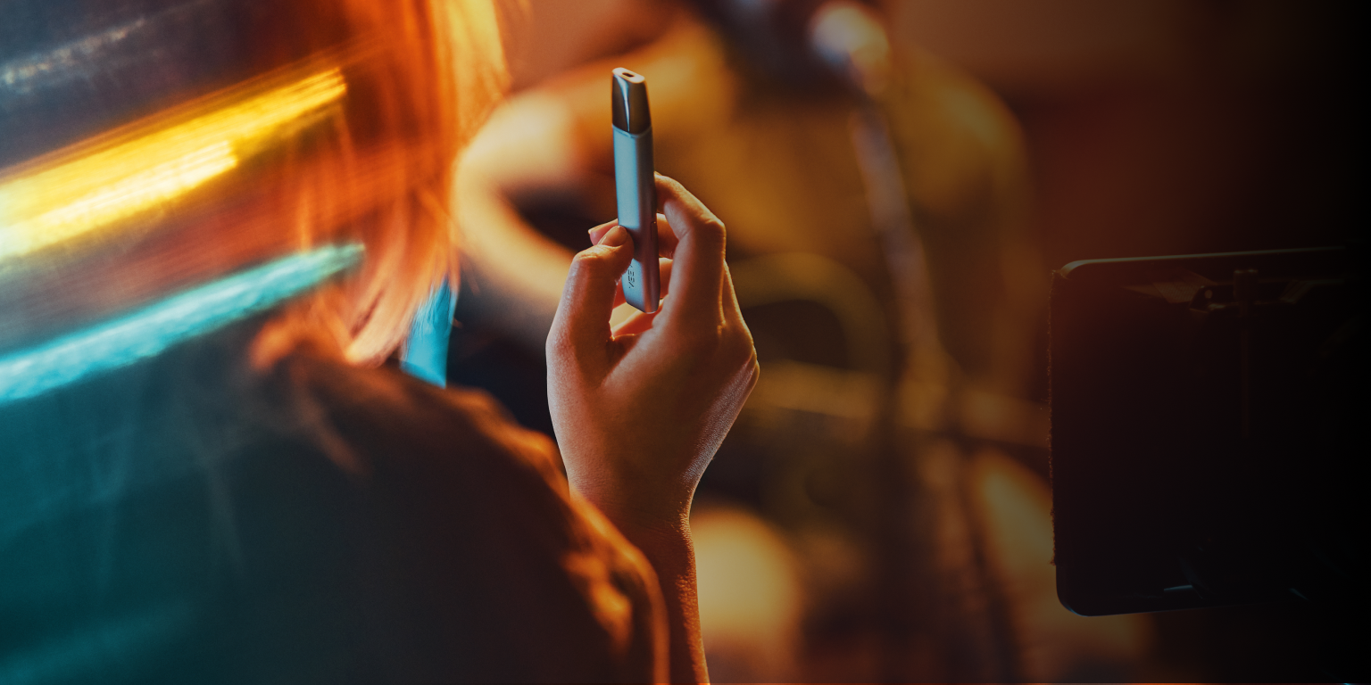 Person hält ein VEEV ONE Gerät mit Pod