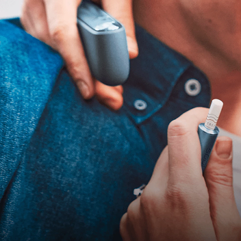 Person hält einen IQOS Holder in der Hand