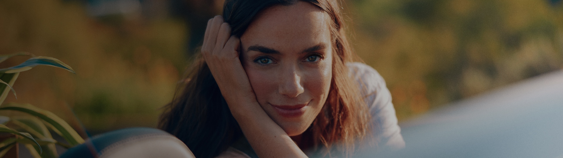 Mujer sentada mirando a la camara.