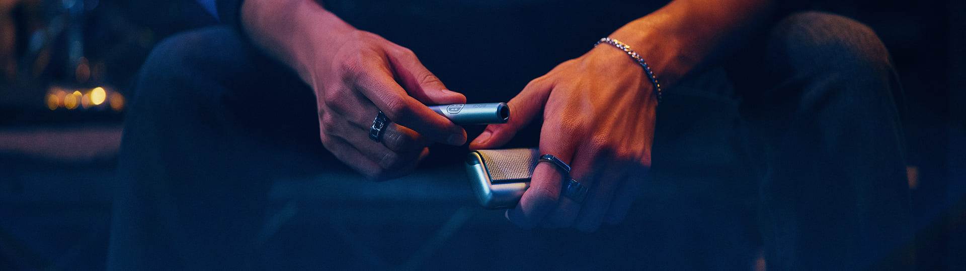 Persona sosteniendo un IQOS ILUMA i PRIME color Breeze Blue con sus manos