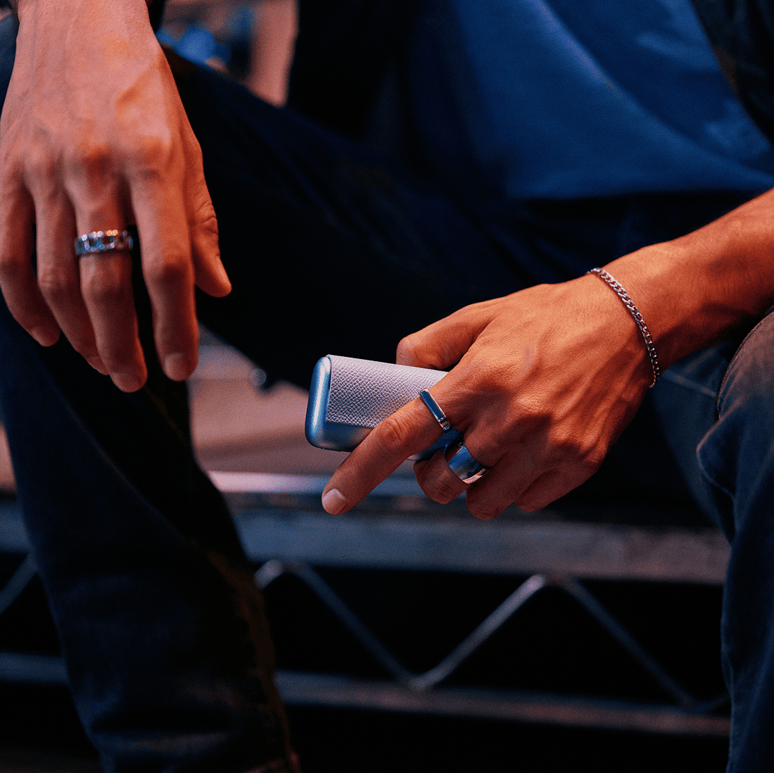 Persona sosteniendo un IQOS ILUMA i PRIME color Breeze Blue