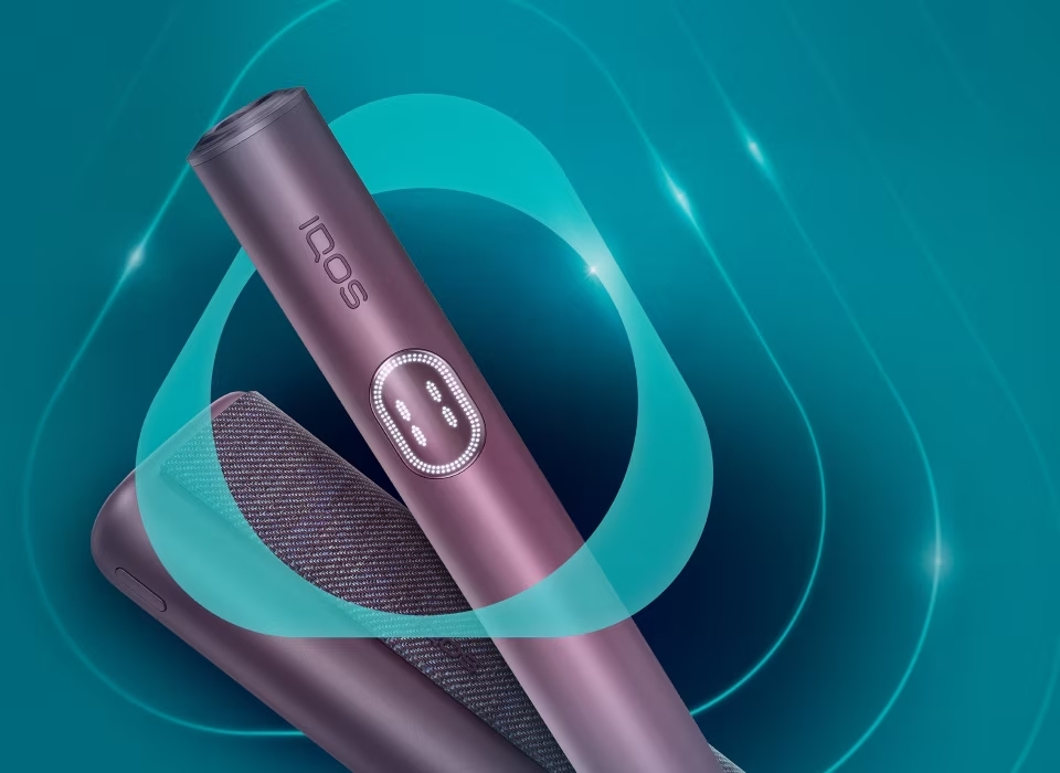 IQOS ILUMA i PRIME držač i džepni punjač u bordo Garnet Red boji unutar IQOS logotipa.