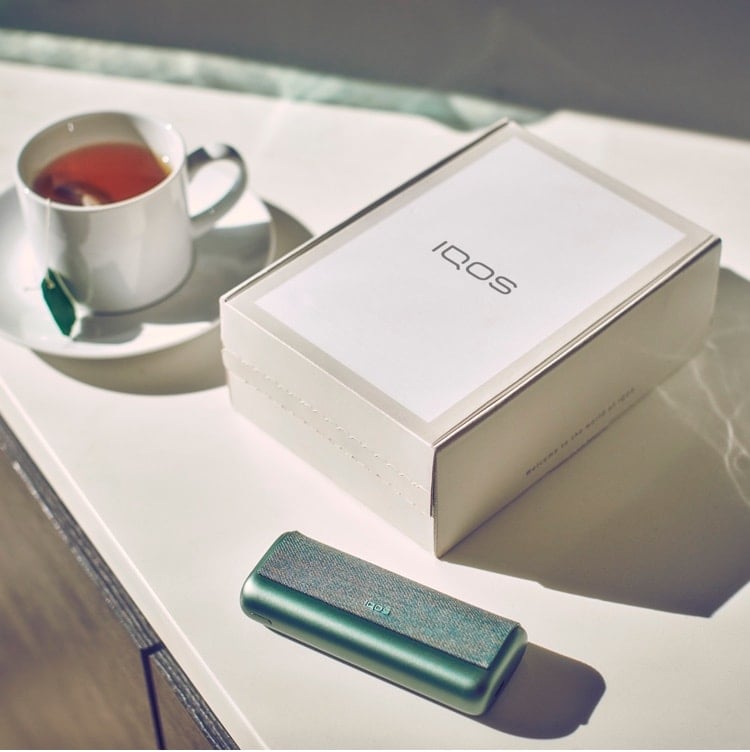 Jade Green zeleni IQOS uređaj na stolu pokraj IQOS kutije.