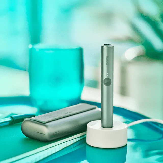 Jade Green zeleni IQOS ILUMA PRIME držač u stanici za napajanje.