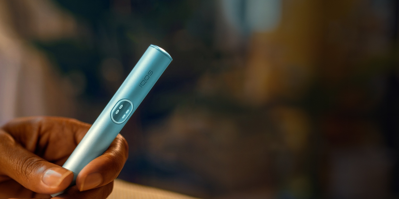 يد تحمل جهاز IQOS ILUMA.