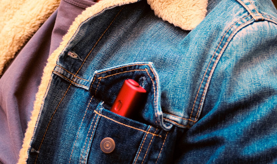 Un appareil BONDS by IQOS Rouge dans la poche d'une veste en jean