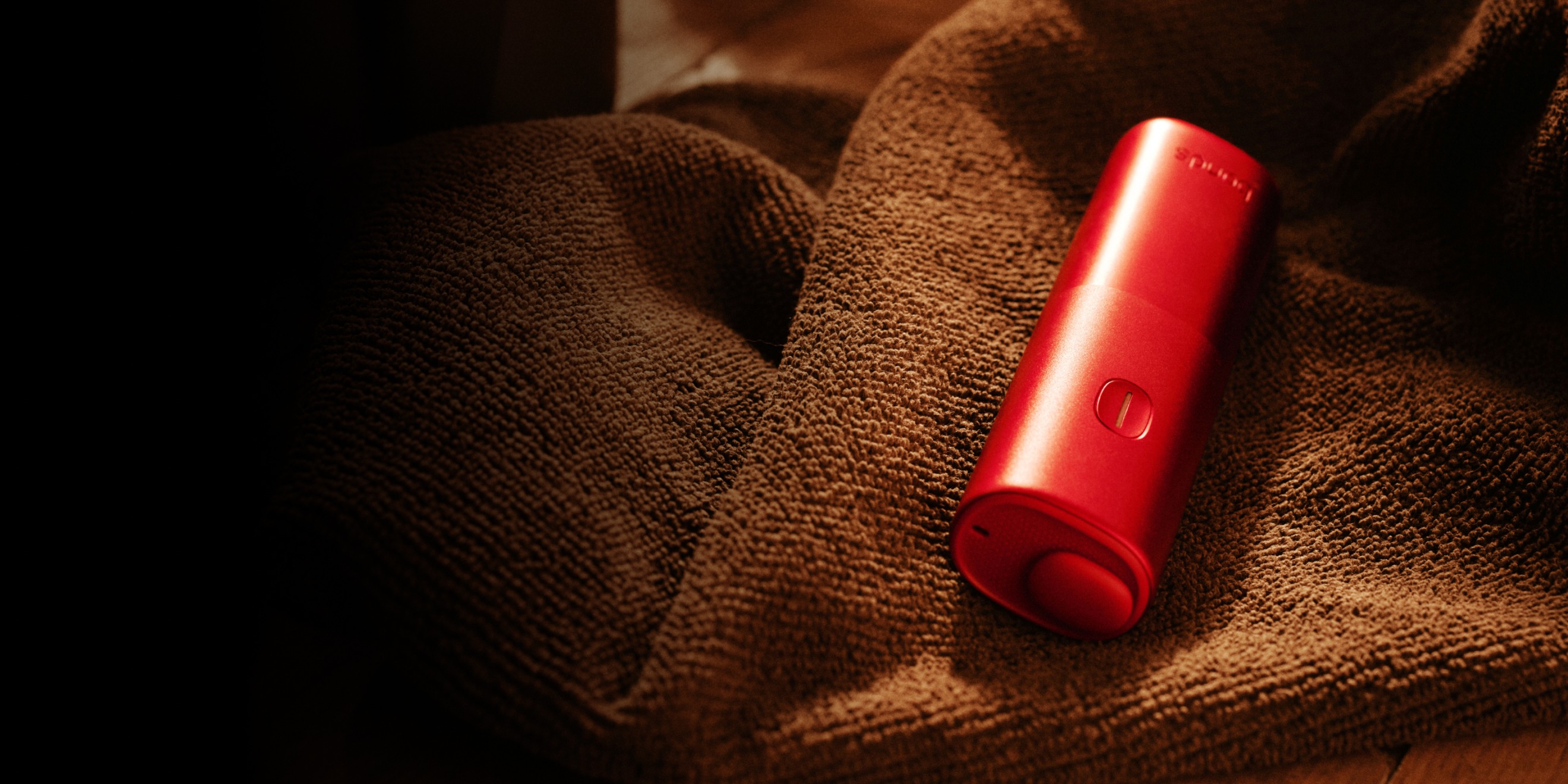 Un appareil BONDS by IQOS rouge posé sur une serviette.