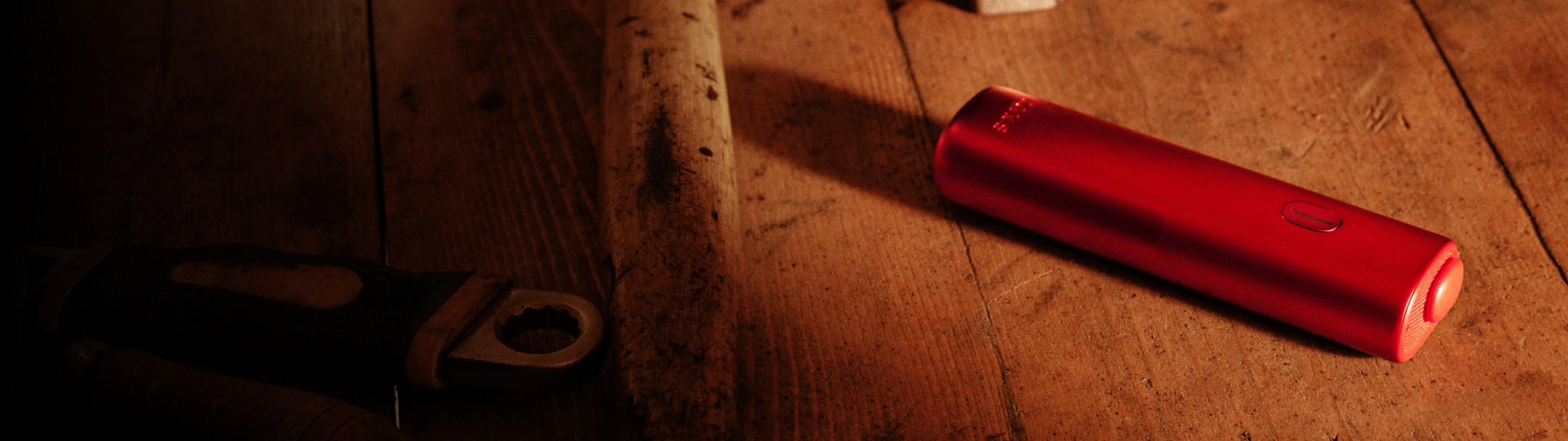 Appareil BONDS by IQOS posé sur une table en bois