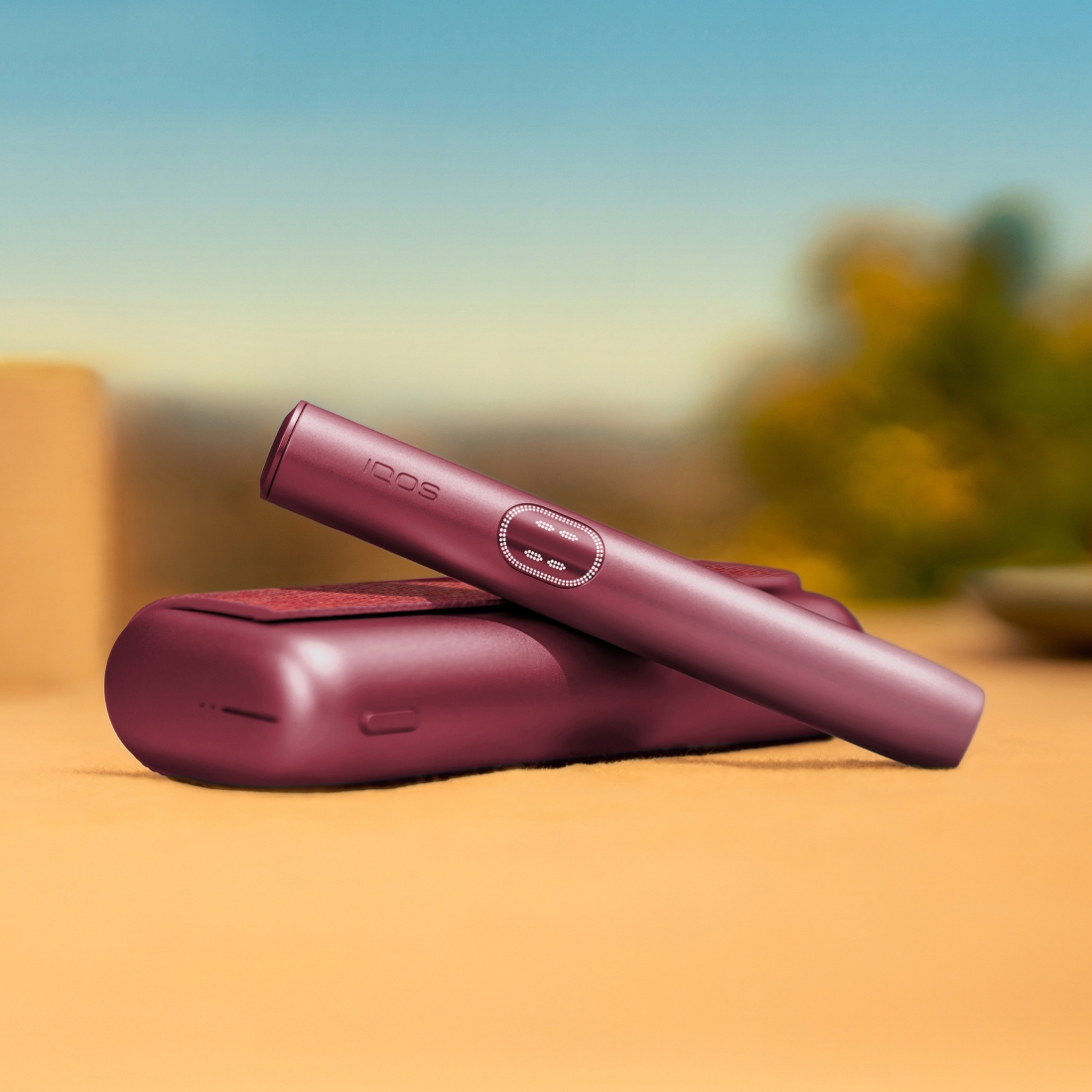 IQOS ILUMA i PRIME Grenat sur une table