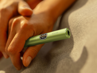 A Leaf Green IQOS ILUMA i device.