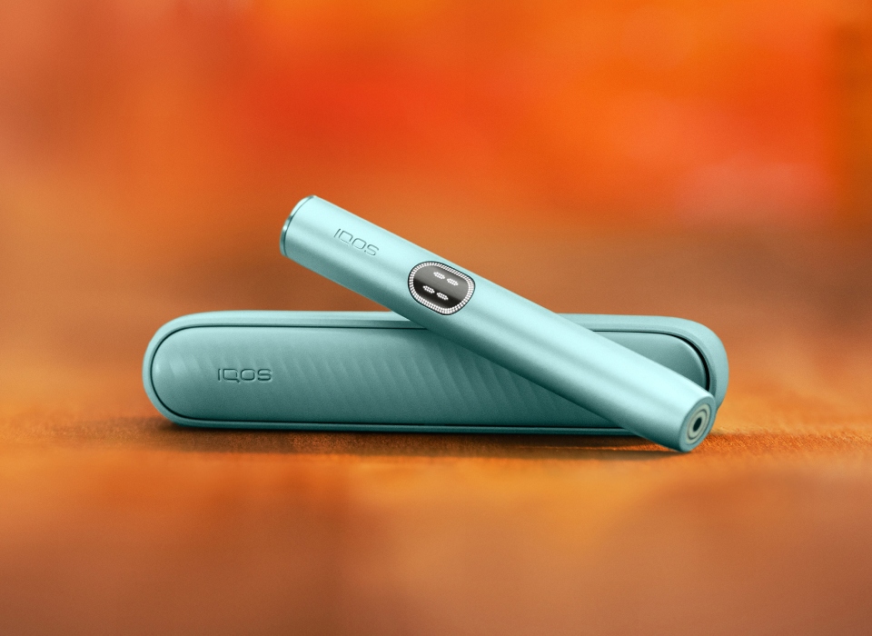 A Breeze Blue IQOS ILUMA i device with its charger.
