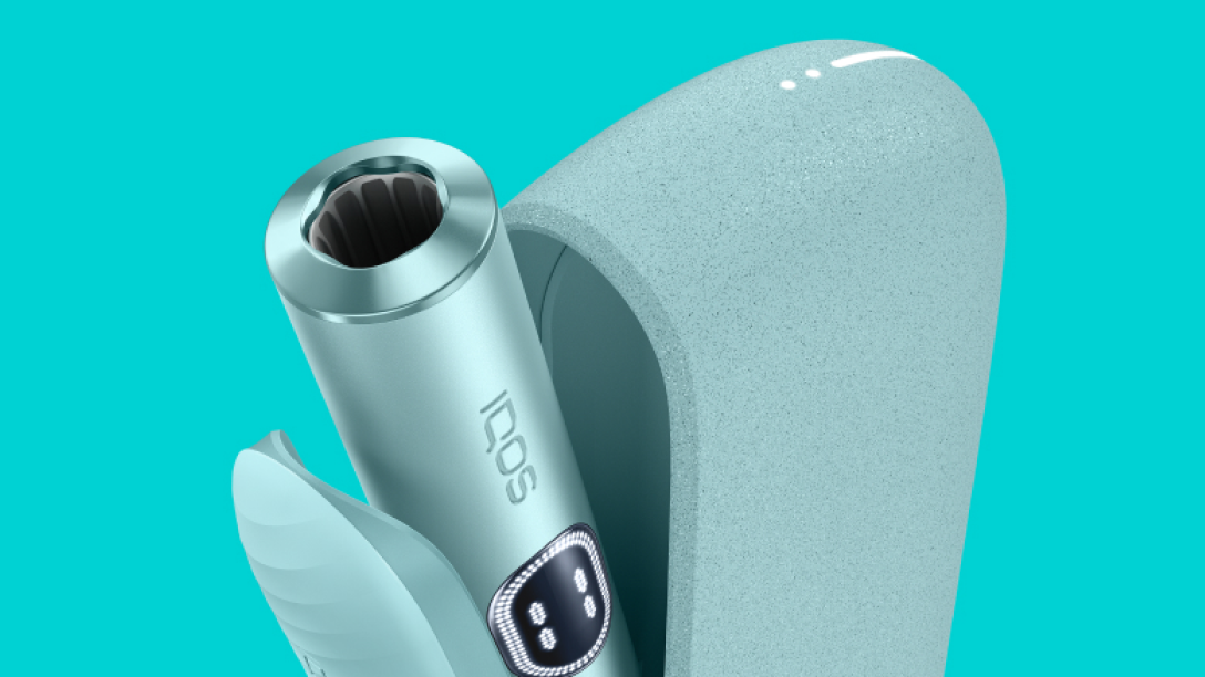 Breeze Blue IQOS ILUMA i device in turquoise background