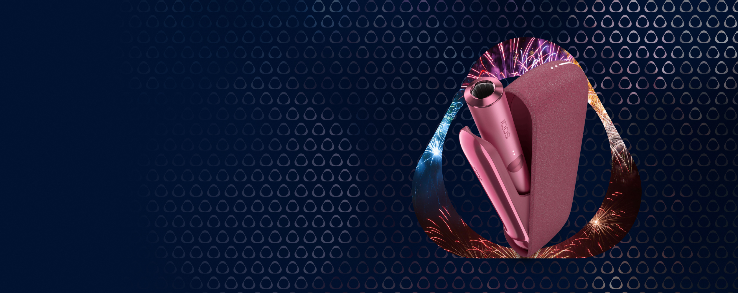 Manos sosteniendo un IQOS ILUMA VERDE