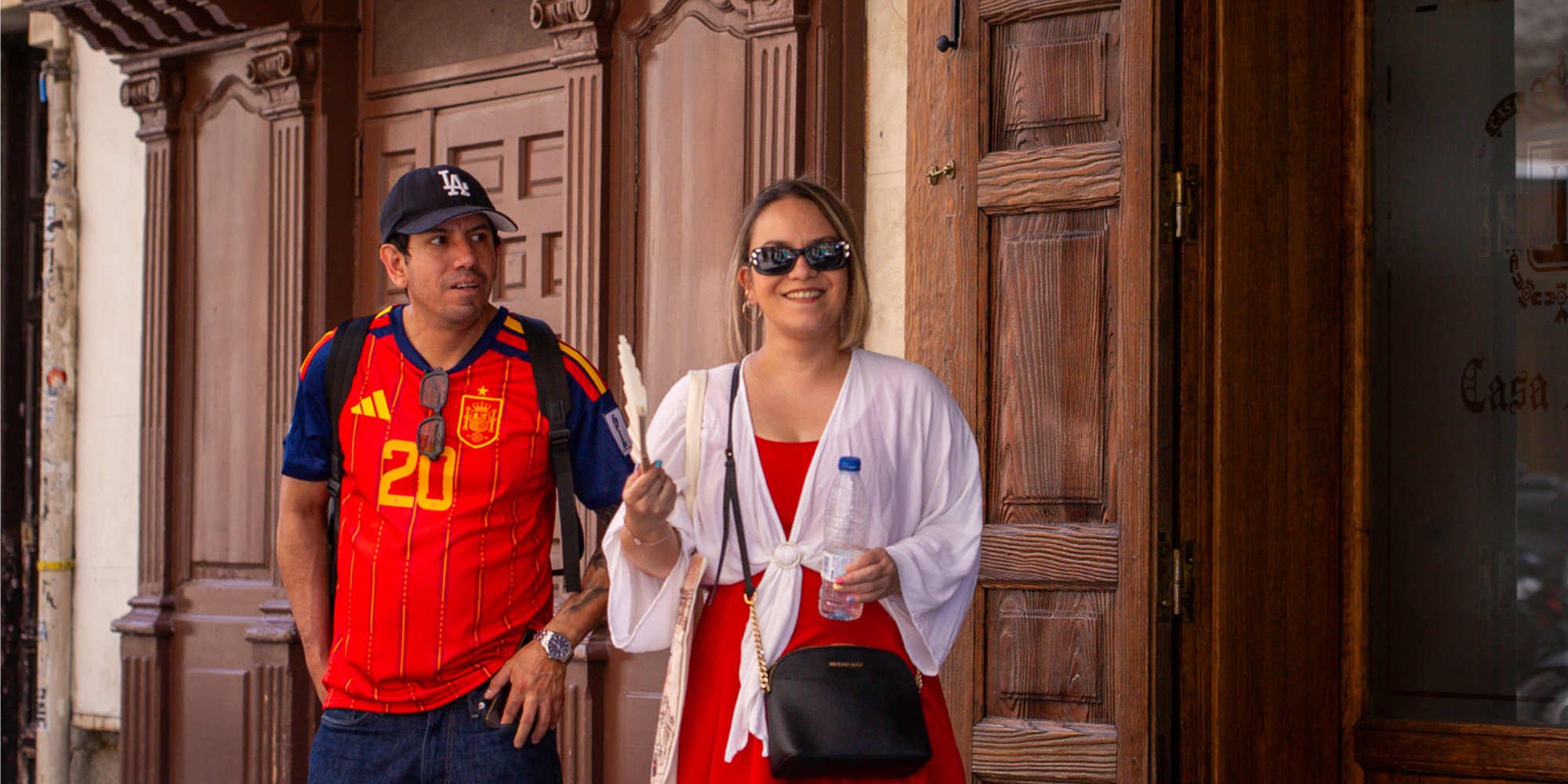 Pareja de amigos de viaje con IQOS