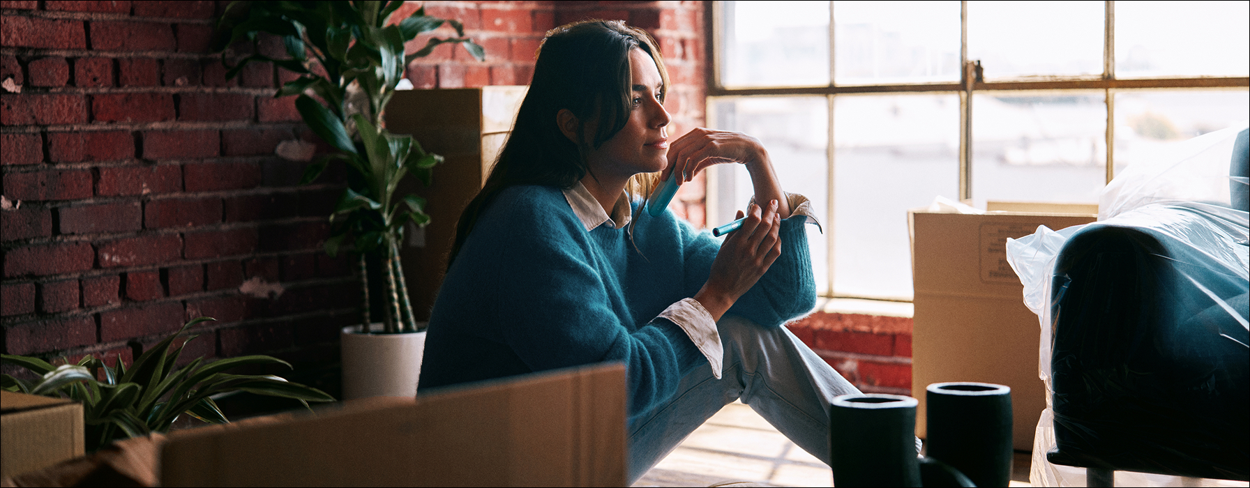 Persona usando Iluma i mientras empaca cajas en una sala iluminada
