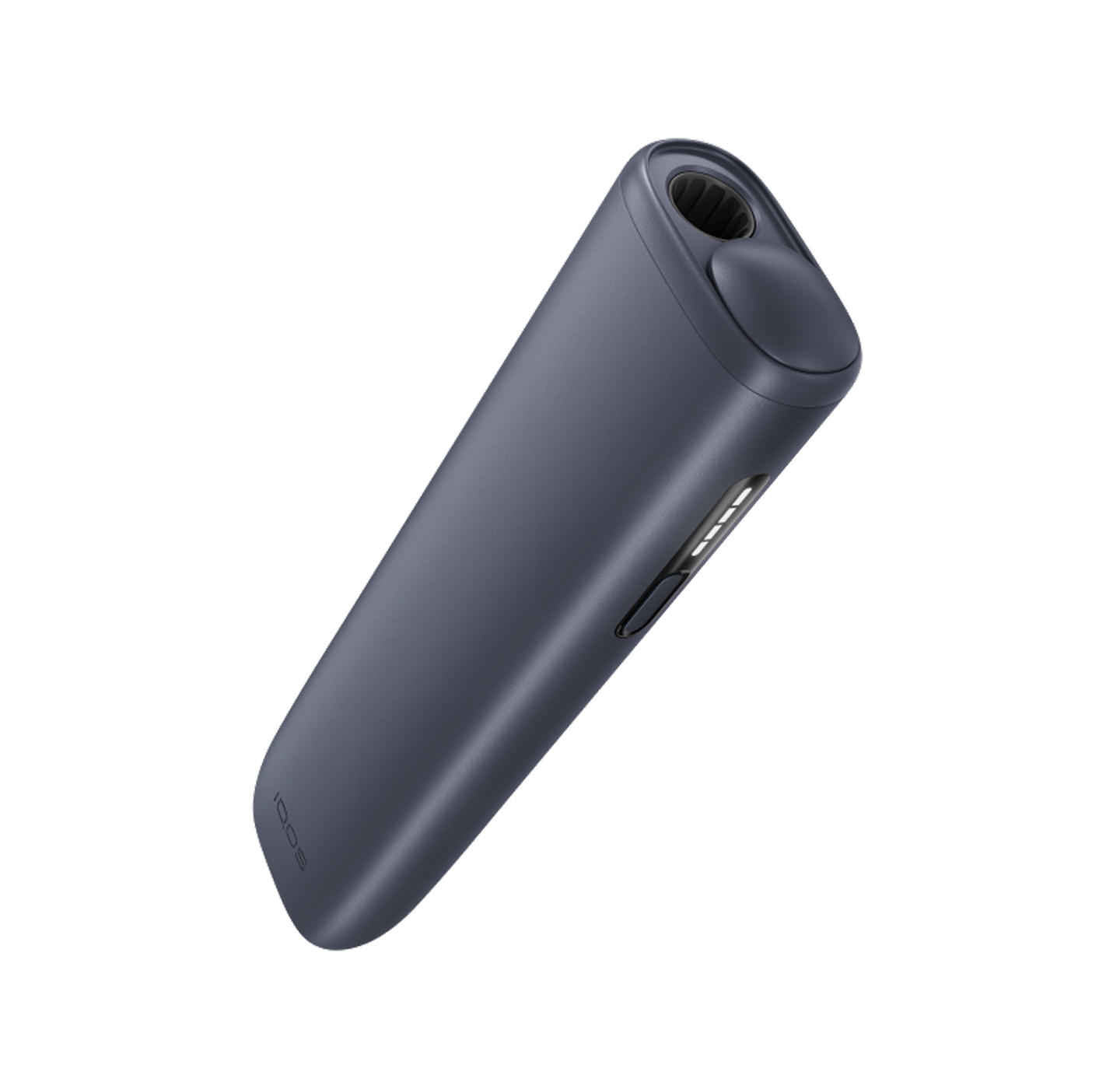 Persona usando IQOS Iluma i turquesa en ambiente exterior con luz cálida