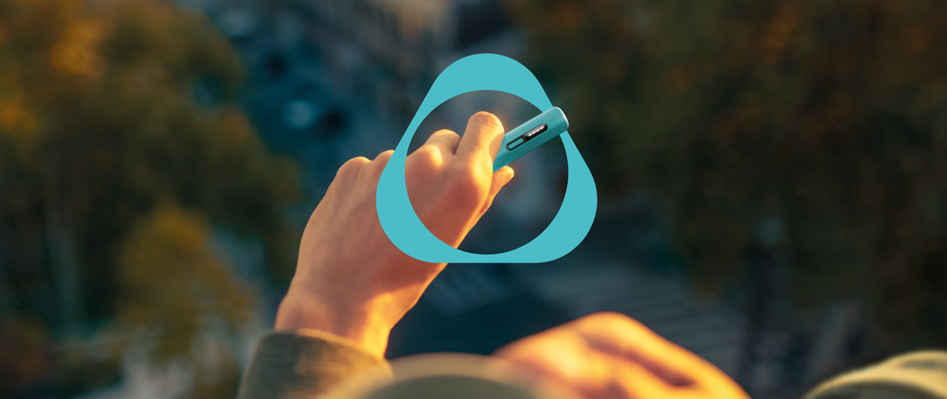 Close up hand holding IQOS Iluma i ONE Breeze Blue for 5.5 Promo