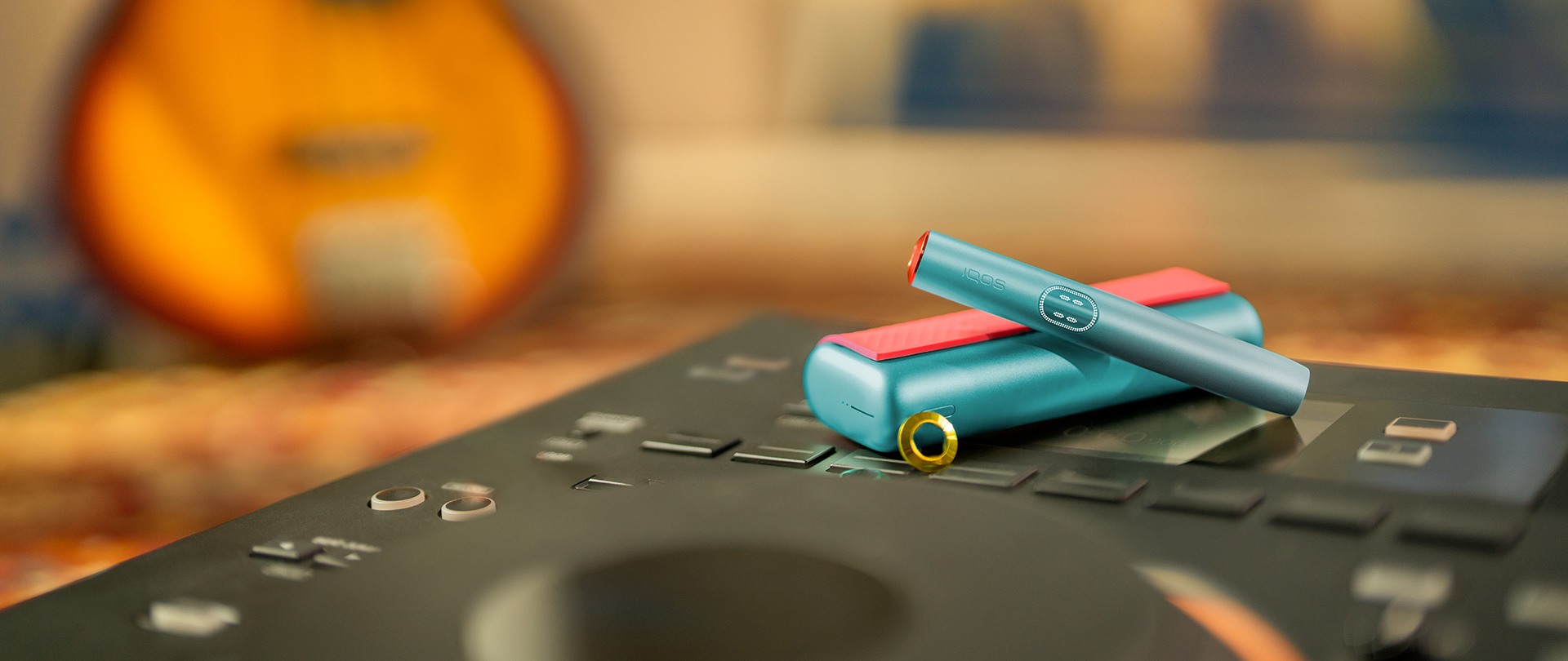 IQOS ILUMA PRIME Breeze Blue placed on a table