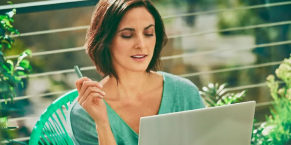 Woman with IQOS ILUMA holder in hand