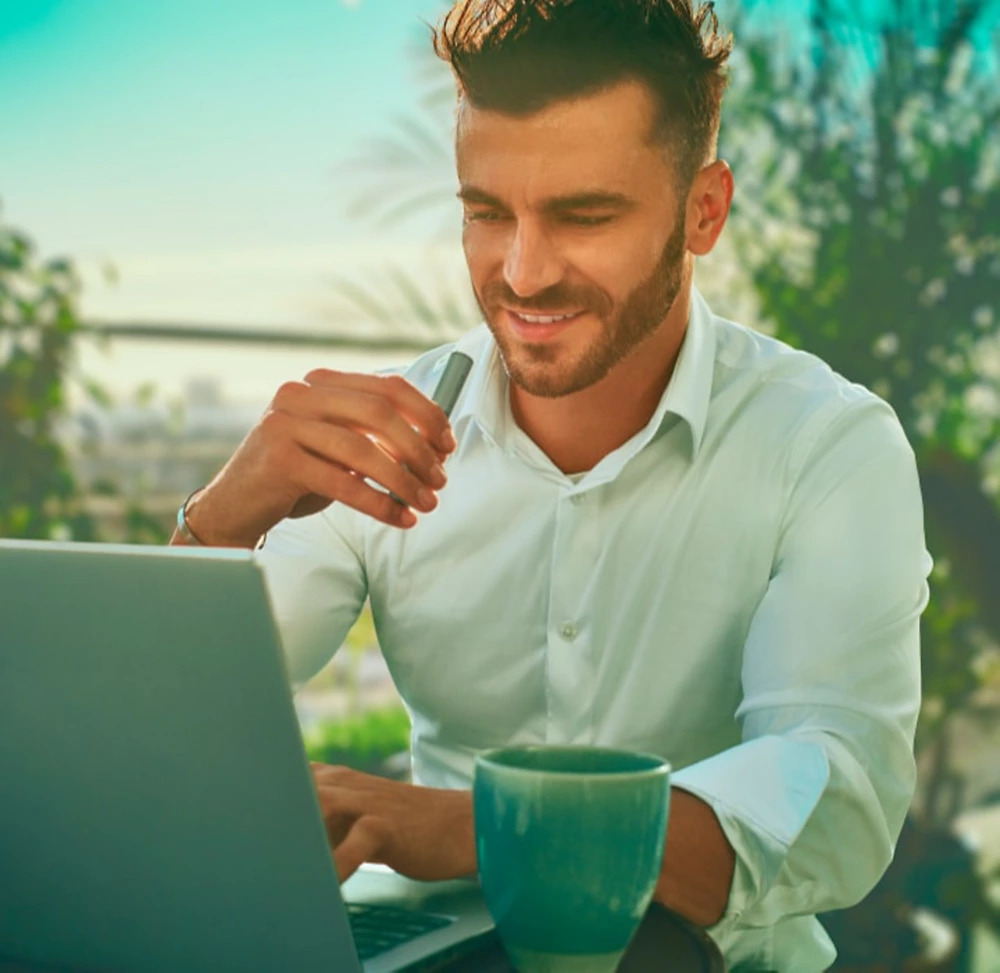 Man holding an IQOS ILUMA device