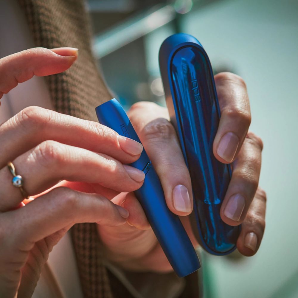 IQOS 3 DUO in Stellar Blue held in hand