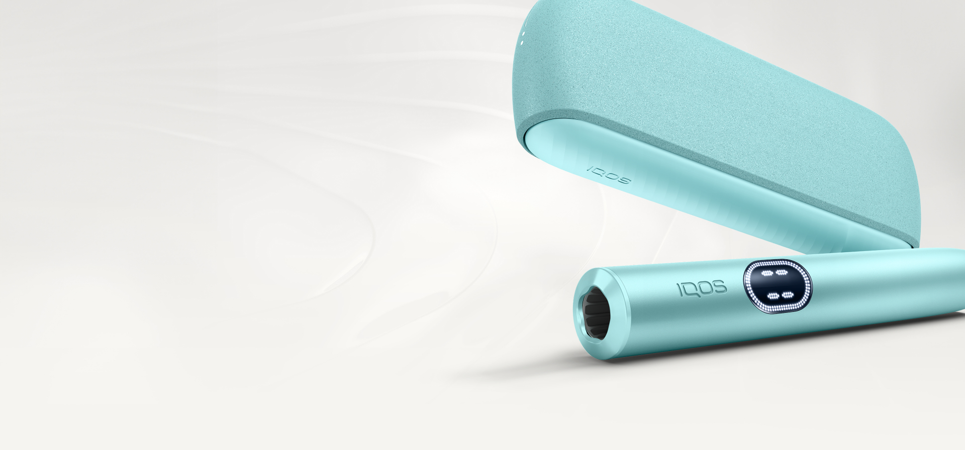 IQOS ILUMA i držalo in žepni polnilnik v Breeze Blue barvi