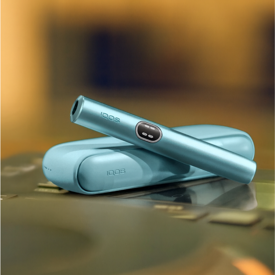 Držalo za IQOS ILUMA i napravo v modri barvi Blue Breeze na žepnem polnilniku, prilagojeno s pokrovčkom za vrata in obročki.