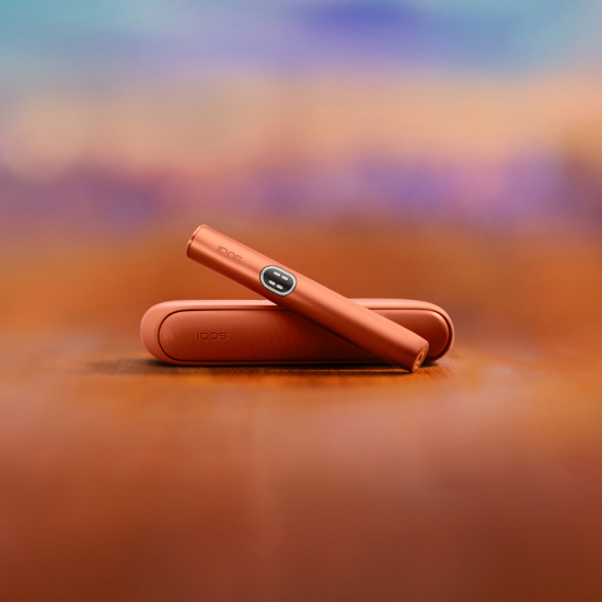 Držalo naprave IQOS ILUMA i v rdeči barvi Terracotta na žepnem polnilniku