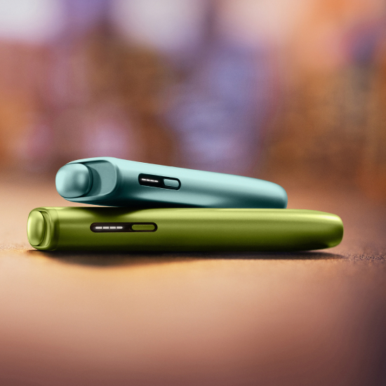 Modra IQOS ILUMA i ONE na zeleni napravi IQOS ILUMA i ONE