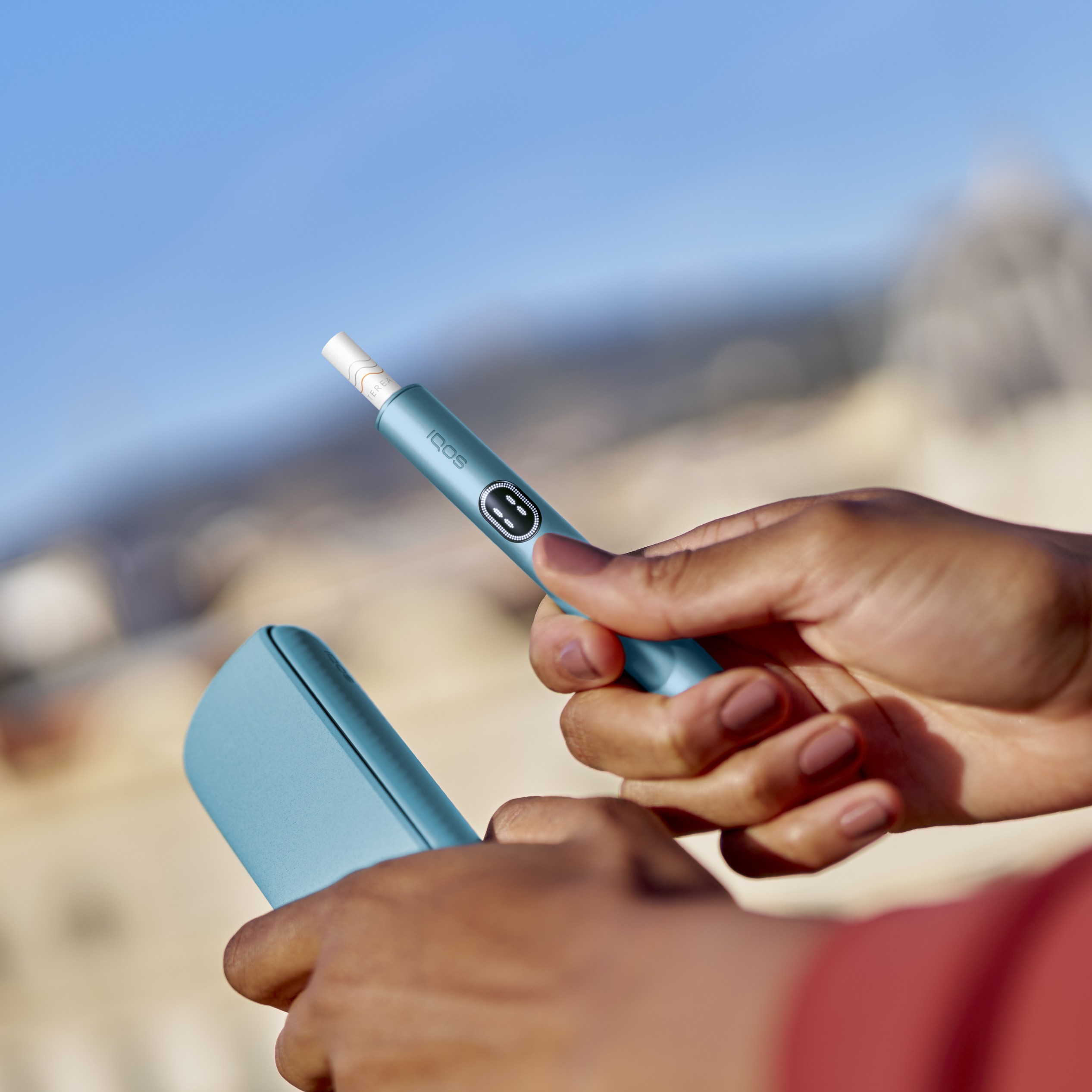 Muž držiaci IQOS ILUMA i.