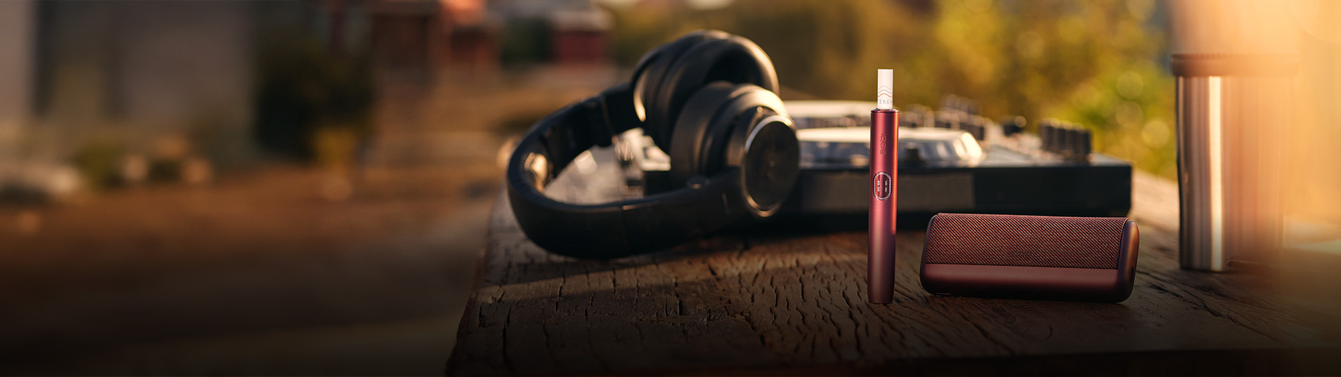 Zariadenia IQOS ILUMA i PRIME na drevenom stole.